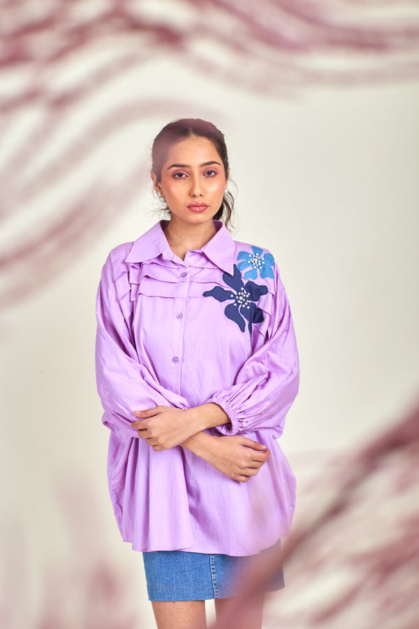 Lilac shoulder pleats shirt with denim flowers